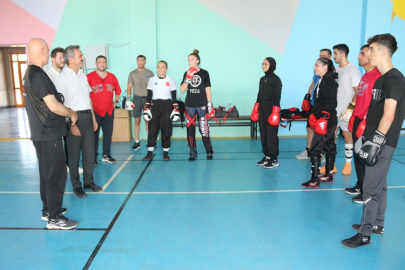 İL MÜDÜRÜ SADIK AK'TAN SAVATE COMBAT MİLLİ TAKIMINA MORAL ZİYARETİ