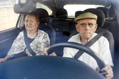 75 YAŞ ÜSTÜ SÜRÜCÜLERE TRAFİK YASAĞI GELİYOR