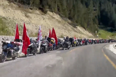 İSTİKLÂL YOLUNDA ATALARININ İZİNDEN GİTTİLER: ANITKABİR'E VEFA YOLCULUĞU