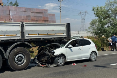TIRIN ALTINA GİREN OTOMOBİL PARÇALANDI, SÜRÜCÜ HAYATINI KAYBETTİ.
