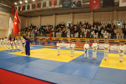 MİNDERDE NEFES KESEN MÜCADELE: 6. ULUSLARARASI AHMET İNCEÇUBUK JUDO TURNUVASI BAŞLADI