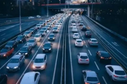 TRAFİKTE DEVRİM GİBİ DÜZENLEME  HIZ LİMİTLERİ VE LEVHALAR YENİDEN BELİRLENECEK