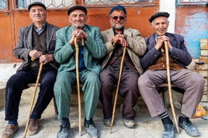 TÜRKİYE NÜFUSU HIZLA YAŞLANIYOR