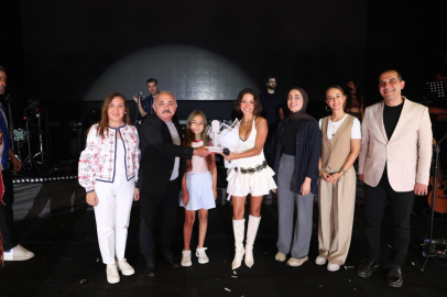 TUZFEST 25 FİNALİNDE EMİRCAN İĞREK VE ZEYNEP BASTIK ÇANKIRILILARI COŞTURDU