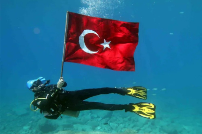 30 AĞUSTOS ZAFER BAYRAMINA DENİZ ALTINDA ANLAMLI KUTLAMA
