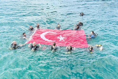 ENGELLİ BİREYLERDEN DENİZDE 30 AĞUSTOS COŞKUSU