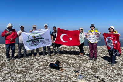 ZAFER BAYRAMINDA ILGAZ DAĞI'NIN ZİRVESİNDE TÜRK BAYRAĞI DALGALANDI