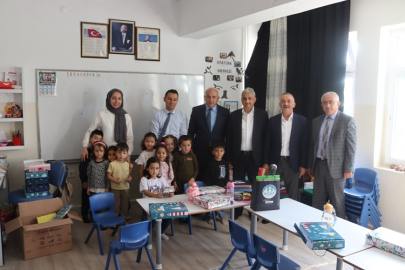 BAŞKAN MEHMED ÖZTÜRK'TEN MİNİK ÖĞRENCİLERE ANLAMLI JEST