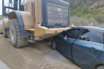 İŞ MAKİNESİNİN ALTINDA KALAN OTOMOBİLDE 1 KİŞİ HAYATINI KAYBETTİ