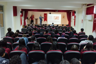 İLİMDE BİLİM ŞENLİĞİNDE ÇARPICI KONFERANS  GÖRÜNMEYEN TEHLİKE MİKROPLASTİKLER