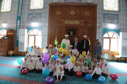 MİNİK YÜREKLERDEN CAMİ SEVGİSİ