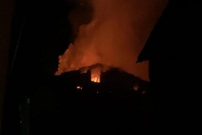 GECE YARISI ÇIKAN YANGIN 2 EVİ KULLANILAMAZ HALE GETİRDİ