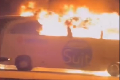 ALEV ALEV YANAN YOLCU OTOBÜSÜNDEKİ 30 KİŞİ SON ANDA KURTARILDI