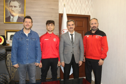 ŞAMPİYONLAR, GENÇLİK VE SPOR İL MÜDÜRÜ SADIK AK'I  MAKAMINDA ZİYARET ETTİ