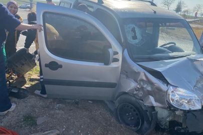 KIZILIRMAK KAVŞAĞINDAKİ TRAFİK KAZASINDA 1 KİŞİ ÖLDÜ 4 KİŞİ YARALANDI