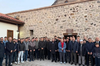 REKTÖR KARATAŞ SABAH NAMAZINDA ÖĞRENCİLERLE SAF TUTTU