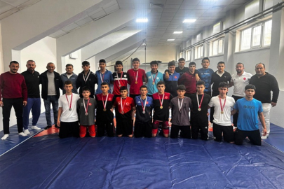 GENÇ GÜREŞÇİLER MİNDERE DAMGASINI VURDU