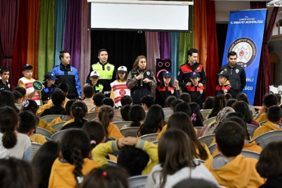 EMNİYETTEN ÖĞRENCİLERE İNTERNET VE TRAFİK GÜVENLİĞİ EĞİTİMİ