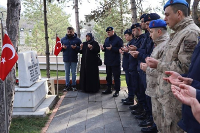 ŞEHİT ERKAN KİPER ŞEHADETİNİN YILDÖNÜMÜNDE KABRİ BAŞINDA DUALARA ANILDI
