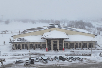 D 100 KARAYOLU KAPANDI, ÇERKEŞ BELEDİYESİ YOLDA KALANLAR İÇİN SEFERBER OLDU