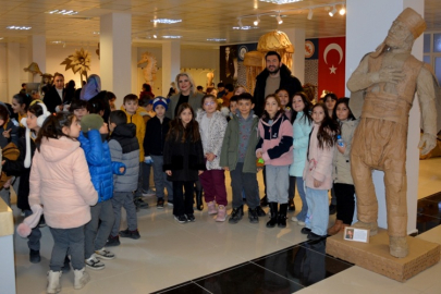 MİNİK ÖĞRENCİLER ATIK HEYKEL SERGİSİNE HAYRAN KALDI