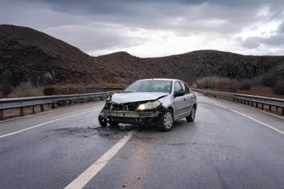 DİREKSİYON HAKİMİYETİNİ KAYBETTİ, ARAÇ YOLDA SAVRULDU...