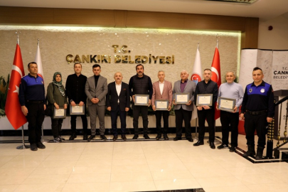 BAŞKAN ESEN'DEN KURALLARA UYAN ESNAFA TEŞEKKÜR BELGESİ