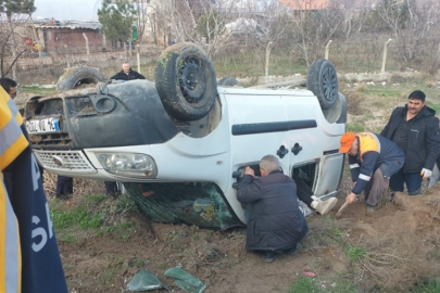 HURDAYA DÖNEN ARAÇTAKİ 4 KİŞİ YARALI OLARAK KURTULDU