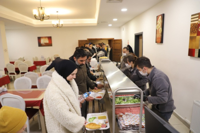 ÖĞRENCİLERDEN EMEKLİLERE NÖBETÇİLERDEN MİSAFİRLERE KADAR HERKES BU SAHUR SOFRASINDA