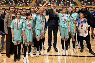 YILDIZ KIZLAR FUTSAL TURNUVASINDA İL BİRİNCİSİ ŞABANÖZÜ OLDU