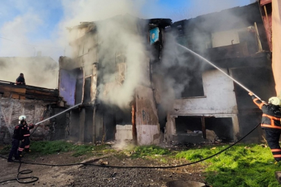 AHŞAP EV ALEV ALEV YANDI