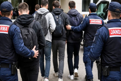 İZMİR'DE 8 LİSE ÖĞRENCİSİ OKUL SALDIRISI HAZIRLIĞI İDDİASIYLA GÖZALTINA ALINDI