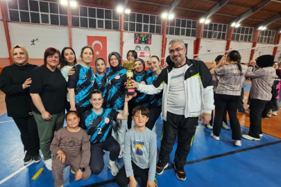 KURŞUNLU'DAKİ EVİNİN SULTANLARI VOLEYBOL TURNUVASINDA KUPALAR SAHİPLERİNİ BULDU