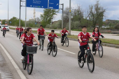 19 MAYIS RUHUNU PEDALLARLA TAŞIDILAR