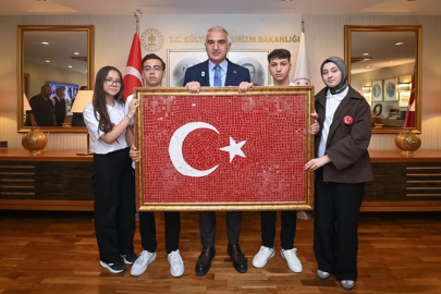 ÇANKIRILI GENÇLERDEN BAKAN ERSOY'A CAM MOZAİKTEN TÜRK BAYRAĞI