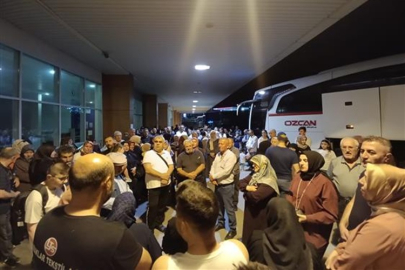 UMRE YOLCULARI GÖZYAŞLARI VE DUALARLA UĞURLANDI