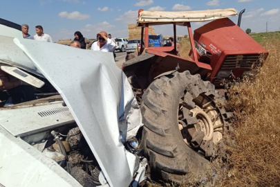 PARK HALİNDEKİ TRAKTÖRE ÇARPAN OTOMOBİLDE 3 KİŞİ HAYATINI KAYBETTİ
