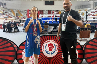 ÇANKIRILI GENÇ BOKSÖR ERVA ECE GÖKTEKE TÜRKİYE İKİNCİSİ OLDU