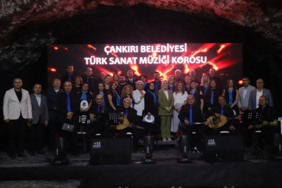 TUZ MAĞARASI'NDA MÜZİK ZİYAFETİ VE KAHKAHA BİR ARADAYDI