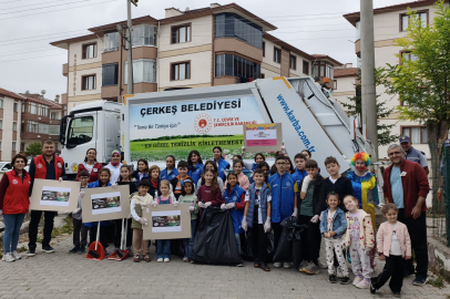 Başkan Sopacı Eldivenleri Giydi, Çocuklarla Sahaya İndi! Çerkeş’ten Tüm Türkiye’ye Örnek Mesaj...