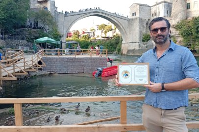 Barış içinde,  sağlıklı ve ekolojik yasamin yayginlasmasina yönelik çalışmaları nedeniyle Bosna Hersek'te " Akif Manaf Sağlık ve Barış Ödülü " verildi.